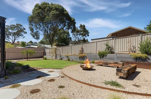 Flora Hill House | 3BR Peaceful Escape In Flora Hill, Bendigo