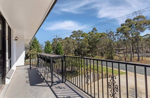 Flora Hill House | 3BR Peaceful Escape In Flora Hill, Bendigo