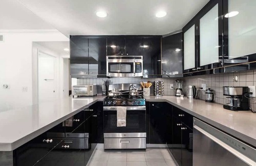 Downtown Los Angeles Condo | 3BR Penthouse with Ensuites Near Dodger Stadium