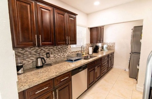 Driftwood House | 3BR Pool House Sleeps 8
