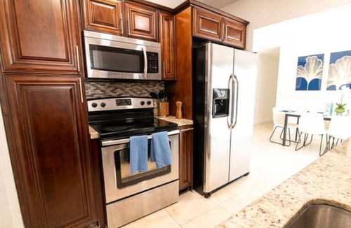 Driftwood House | 3BR Pool House Sleeps 8