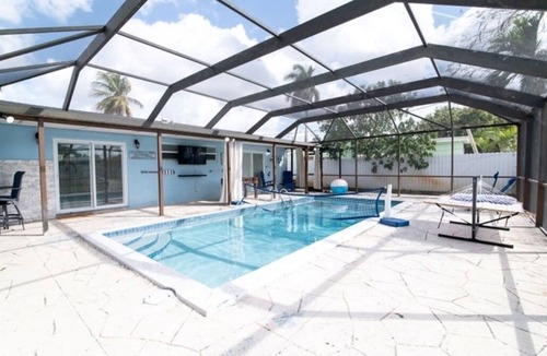 Driftwood House | 3BR Pool House Sleeps 8