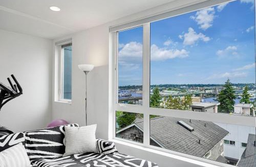 North Queen Anne House | 3BR Queen Anne House with Rooftop access