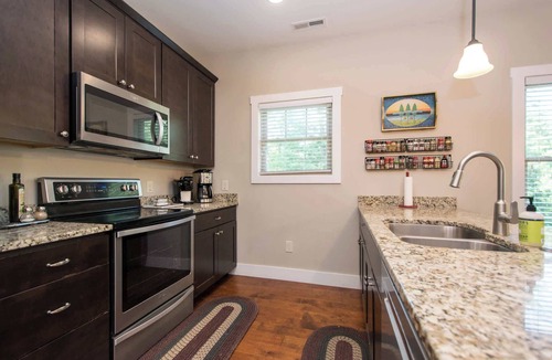 Arden House | 3BR Retreat | Ensuite Baths + Fire Pit