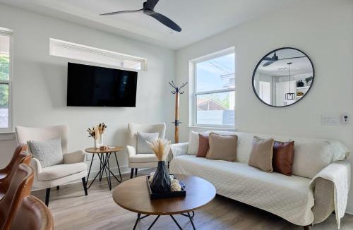 South Manchaca House | 3BR Retreat - Near Airport - DT ATX - BBQ