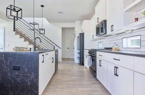 South Manchaca House | 3BR Retreat - Near Airport - DT ATX - BBQ