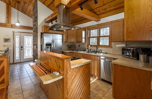 Carbondale House | 3BR Ridge Home · Hot Tub, Firepit & Valley Views