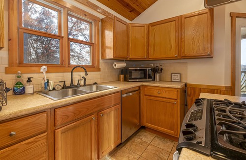 Carbondale House | 3BR Ridge Home · Hot Tub, Firepit & Valley Views