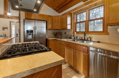 Carbondale House | 3BR Ridge Home · Hot Tub, Firepit & Valley Views