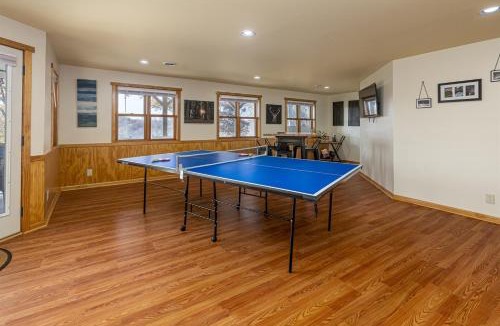 Carbondale House | 3BR Ridge Home Hot Tub, Firepit & Valley Views