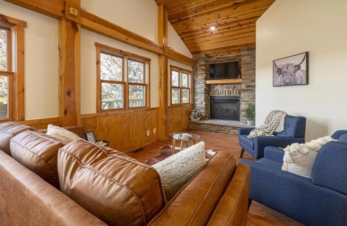 Carbondale House | 3BR Ridge Home Hot Tub, Firepit & Valley Views