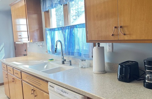Rockford House | 3BR Rockford Getaway w/Game Room-Prime Location Near Everything