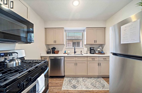 El Lago House | 3BR Seabrook Home - Walk to El Jardin Beach | BBQ