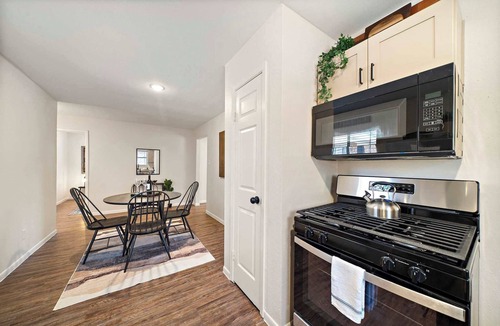 El Lago House | 3BR Seabrook Home - Walk to El Jardin Beach | BBQ