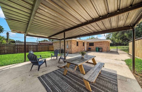 El Lago House | 3BR Seabrook Home - Walk to El Jardin Beach | BBQ