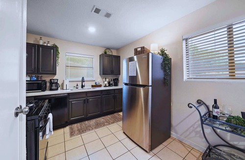 El Lago House | 3BR Seabrook Retreat: Near Kemah | NASA | Yard