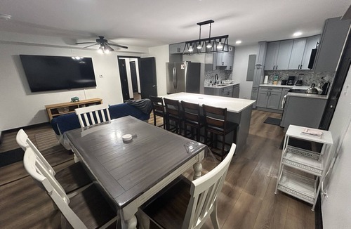 Addison House | 3BR Sleeps 12, 9 Parking Spots, 20 Min to O’Hare