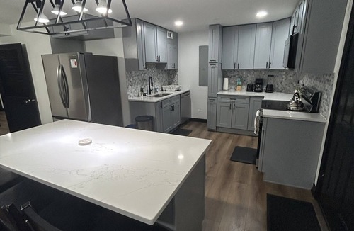 Addison House | 3BR Sleeps 12, 9 Parking Spots, 20 Min to O’Hare
