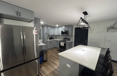 Addison House | 3BR Sleeps 12, 9 Parking Spots, 20 Min to O’Hare
