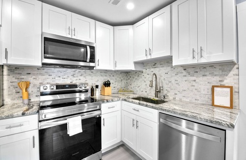 Bristol Apartment | 3BR- Sleeps 6- Forestville Bristol- Parking