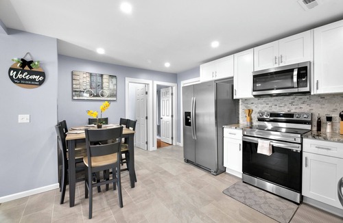 Bristol Apartment | 3BR- Sleeps 6- Forestville Bristol- Parking