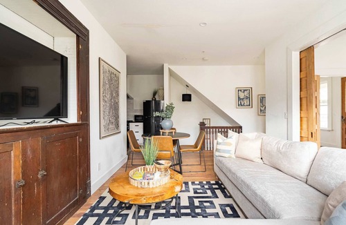 Uptown Apartment | 3BR - Sleeps 6 - Steps to NW 23rd - Fast WiFi
