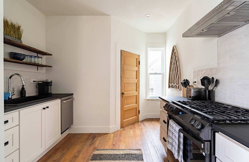 Uptown Apartment | 3BR - Sleeps 6 - Steps to NW 23rd - Fast WiFi