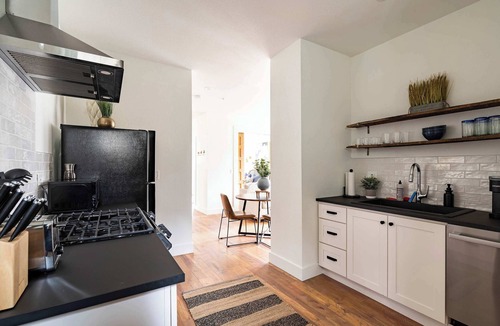 Uptown Apartment | 3BR - Sleeps 6 - Steps to NW 23rd - Fast WiFi