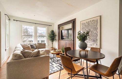 Uptown Apartment | 3BR - Sleeps 6 - Steps to NW 23rd - Fast WiFi