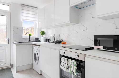 Corby House | 3Br-Sleeps8-Parking-Wifi-CloseStation