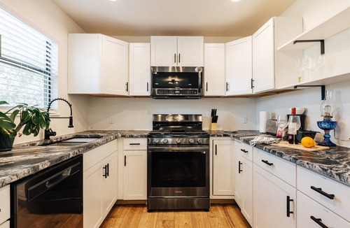Sweetbriar House | 3BR SoCo Family Home ❤️ Free Parking Walk to Shops, Dining & BBQ
