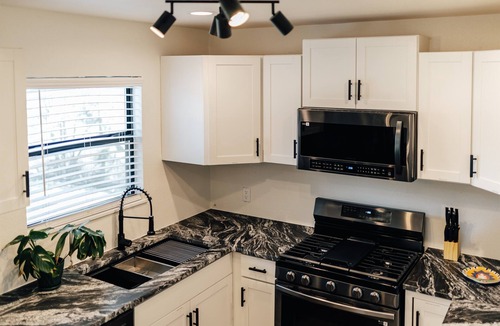 Sweetbriar House | 3BR SoCo Family Home ❤️ Free Parking Walk to Shops, Dining & BBQ