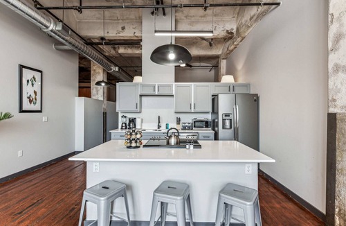 Crossroads Arts District Apartment | 3BR Stunning Downtown Historic Loft with Gym