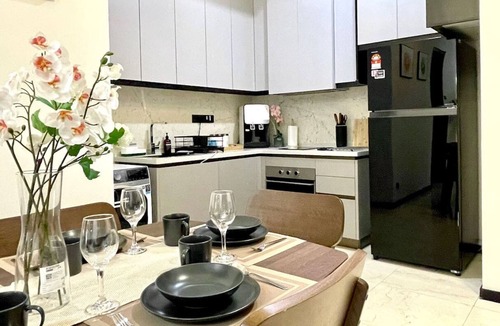 City Centre Apartment | 3BR Suite KLCC View w/balcony, Nflx & 2 Parking