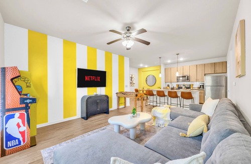 Northside Apartment | 3BR Suite l POOL! GAMES! Pet-Friendly!