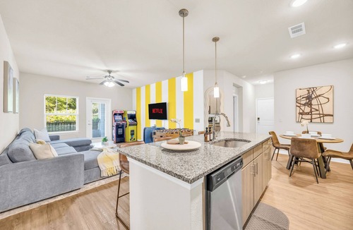 Northside Apartment | 3BR Suite l POOL! GAMES! Pet-Friendly!