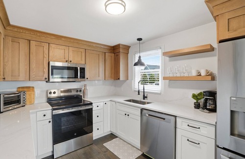 Warren House | 3BR Touisset Retreat | Enclosed Porch & Deck