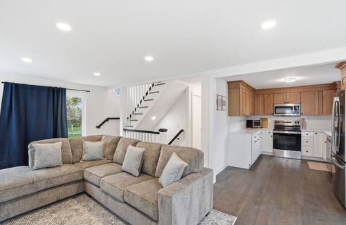Warren House | 3BR Touisset Retreat | Enclosed Porch & Deck
