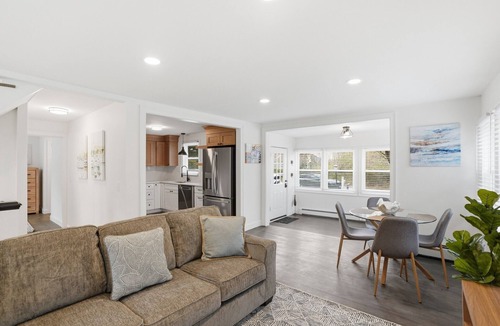 Warren House | 3BR Touisset Retreat | Enclosed Porch & Deck