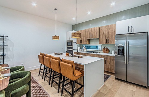 Oak Cliff House | 3BR Townhome Near Bishop Arts Rooftop Views Arcade Games & Garage