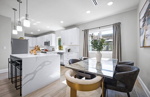 Old East Dallas Apartment | 3BR Townhome~Rooftop Hot Tub~Skyline Views~Dallas