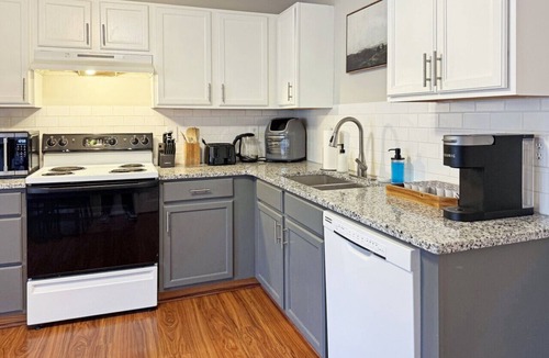 Southeast Raleigh Villa | 3BR Townhome w/Fire Pit | Near Walnut Creek