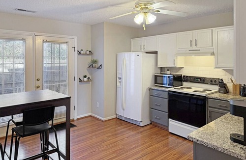 Southeast Raleigh Villa | 3BR Townhome w/Fire Pit | Near Walnut Creek