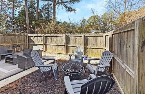 Southeast Raleigh Villa | 3BR Townhome w/Fire Pit | Near Walnut Creek