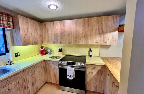 Lincoln Villa | 3BR Townhouse Sleeps 8 with Pool, Hot Tub, Tennis and Private Deck