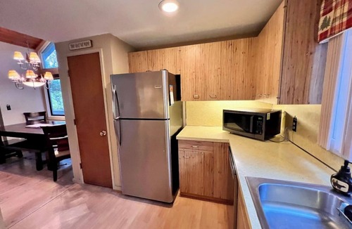 Lincoln Villa | 3BR Townhouse Sleeps 8 with Pool, Hot Tub, Tennis and Private Deck