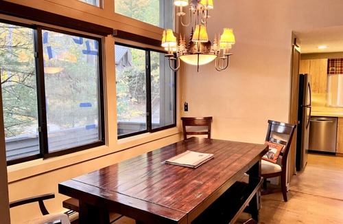 Lincoln Villa | 3BR Townhouse Sleeps 8 with Pool, Hot Tub, Tennis and Private Deck