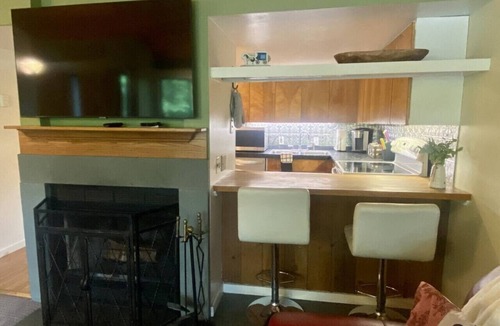 Lincoln Villa | 3BR Townhouse Sleeps 8 with En-Suite Master, Pool, Deck and In-Unit Laundry