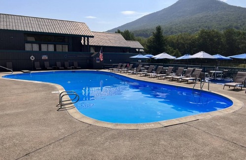 Lincoln Villa | 3BR Townhouse Sleeps 8 with En-Suite Master, Pool, Deck and In-Unit Laundry