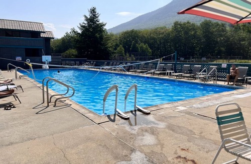 Lincoln Villa | 3BR Townhouse Sleeps 8 with En-Suite Master, Pool, Deck and In-Unit Laundry